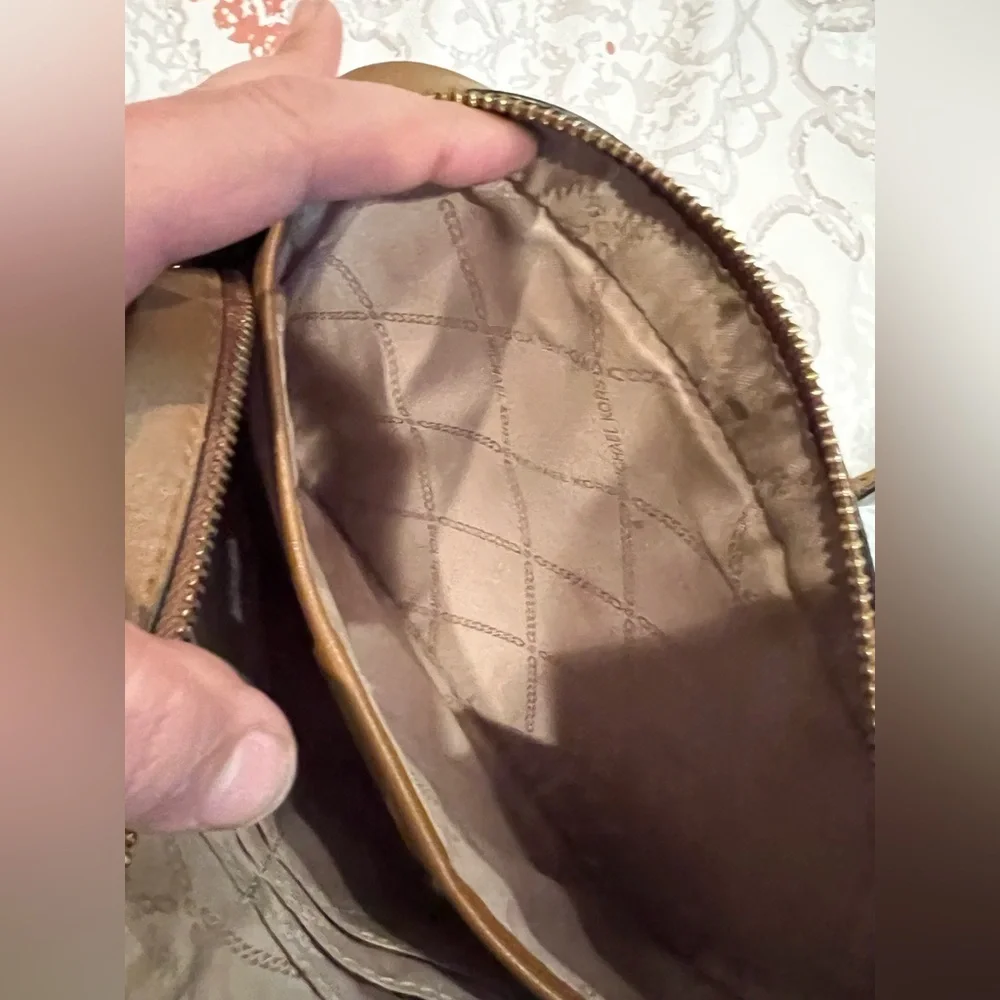 Michael Kors Jet Set East West Crossbody Vanilla/Tan Color EUC